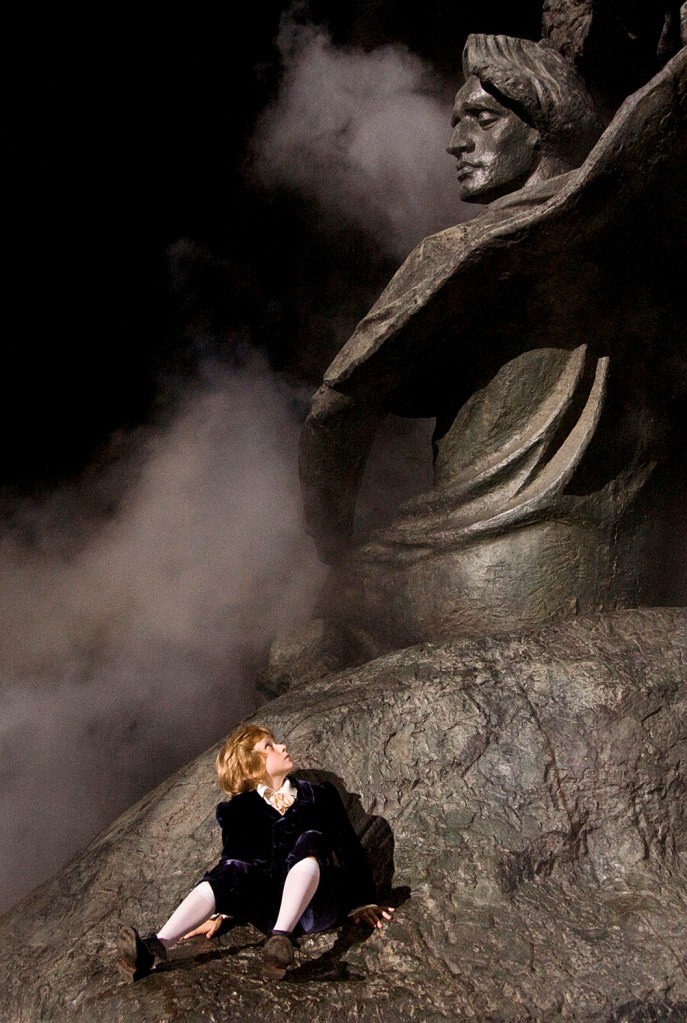 smoke, statue - photo by Łukasz Michalak